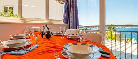 House (Three Bedroom Holiday Home with Swimm) | Dining room