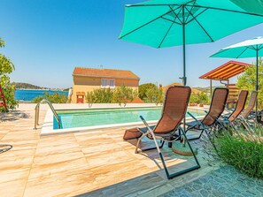 Casa (Three Bedroom Holiday Home with Swimm) | Piscina | Piscina a l'aire lliure de temporada, para-sols i gandules 