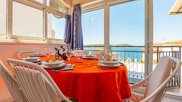 House (Three Bedroom Holiday Home with Swimm) | Dining room