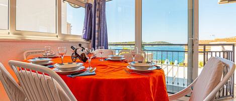 Ferienhaus (Three Bedroom Holiday Home with Swimm) | Esszimmer