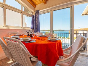 Een eethoek met een tafel voor vier personen, met uitzicht op een prachtig panorama.