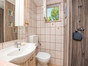 Casa (Three Bedroom Holiday Home with Swimm) | Bany | Dutxa i tovalloles 