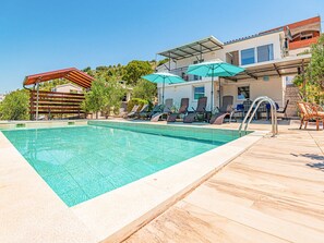 Nhà (Three Bedroom Holiday Home with Swimm) | Hồ bơi | Hồ bơi ngoài trời phục vụ theo mùa, dù/ô trên bãi biển/hồ bơi 