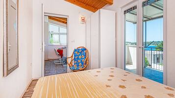 House (Three Bedroom Holiday Home with Swimm) | 3 bedrooms, free cribs/infant beds