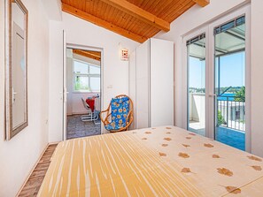 3 عدّة غرف نوم وأسرّة أطفال/رضّع (مجانًا)