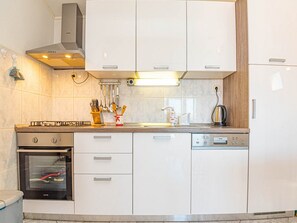 Nhà (Three Bedroom Holiday Home with Swimm) | Bếp riêng | Tủ lạnh 