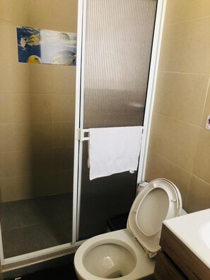Rainfall showerhead, towels - Oceana Hotel (San Andrés)