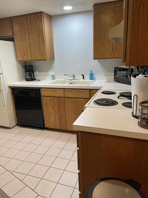 Fridge, microwave, oven, stovetop - Charming Home Located in the Best Part of Yakima (Yakima)