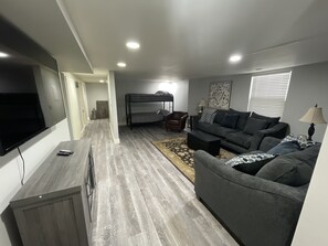 Smart TV, fireplace - Charming Home Located in the Best Part of Yakima (Yakima)