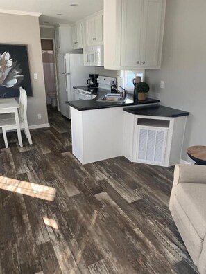 Living area - Caribbean Shores Vacation Rentals (Jensen Beach)