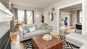 Living area - 6th Ave Escape (Tacoma)