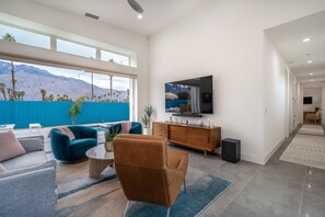 Smart TV, fireplace, table football, books - Stunning mountain views! New midcentury modern gem in the heart of Palm Springs! (Palm Springs)