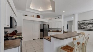 Private kitchen - Tipsy Turtle - Beautifully Landscaped Secluded pool and spa home (Venice)