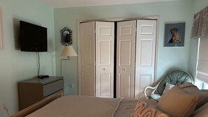 3 slaapkamers, een strijkplank/strijkijzer, gratis wifi, beddengoed