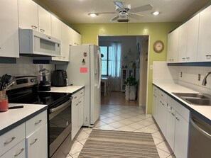 Fridge, microwave, oven, stovetop - Laurel Pines - situated in cul-de-sac - close to Casey Key (Nokomis)