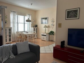 Smart TV, DVD player - Laurel Pines - 123 Loblolly Lane (Nokomis)