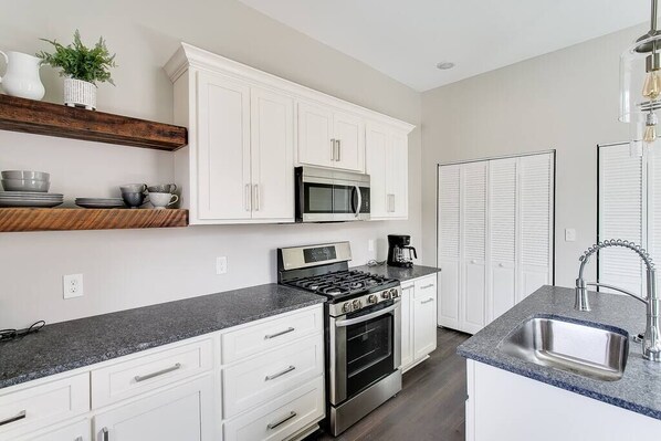 Microwave, oven, dishwasher, coffee/tea maker