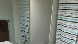 Un baño con lavamanos blanco, inodoro y bañera.