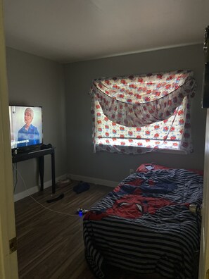 2 bedrooms, internet, bed sheets