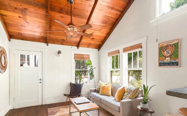 Living area - Simple Cottage in ATX. Walk to SXSW, Rainey and East Aust to (Austin)