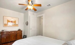 2 bedrooms, WiFi - Simple Cottage in ATX. Walk to SXSW, Rainey and East Aust to (Austin)