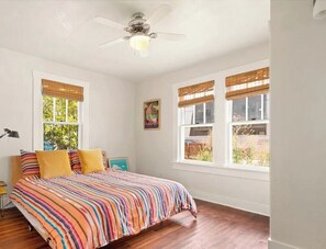 2 bedrooms, WiFi - Simple Cottage in ATX. Walk to SXSW, Rainey and East Aust to (Austin)