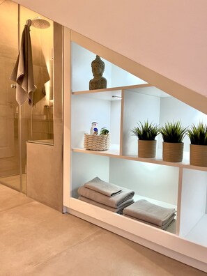 Dusche, Haartrockner, Handtücher, Seife