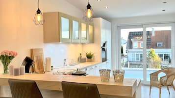 Fridge, oven, stovetop, dishwasher