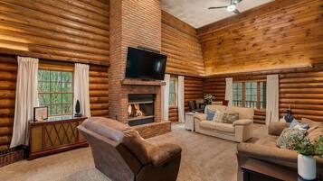 Televisie, een open haard en speelgoed