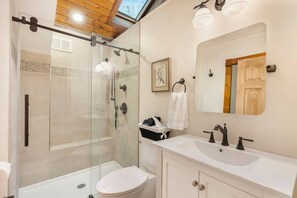 Bathtub, hair dryer - WinklerWald- 6 BR family retreat (Lexington Township)