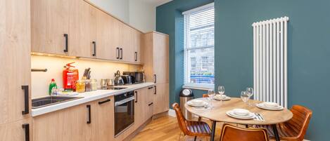 Réfrigérateur, micro-ondes, four, lave-vaisselle