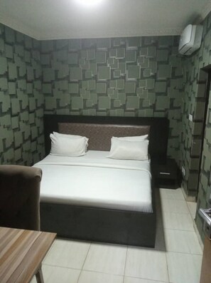 Standard Room | Egyptian cotton sheets, premium bedding, memory foam beds - Sky Suites (Lagos)