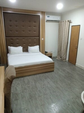 Executive Suite | Egyptian cotton sheets, premium bedding, memory foam beds