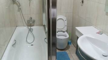 Cabezal de ducha tipo lluvia y artículos de higiene personal gratuitos