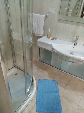 1 bedroom, Egyptian cotton sheets, premium bedding, memory-foam beds