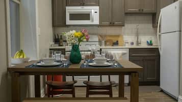 Een koelkast, een magnetron, een oven, een kookplaat