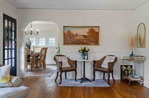 TV connectée, cheminée, livres, médiathèque