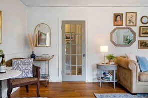 TV connectée, cheminée, livres, médiathèque