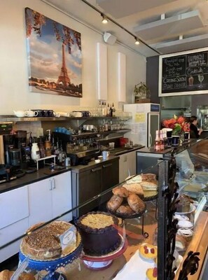 Dining - Charming cottage in the city; walk to Main Street (Vancouver)