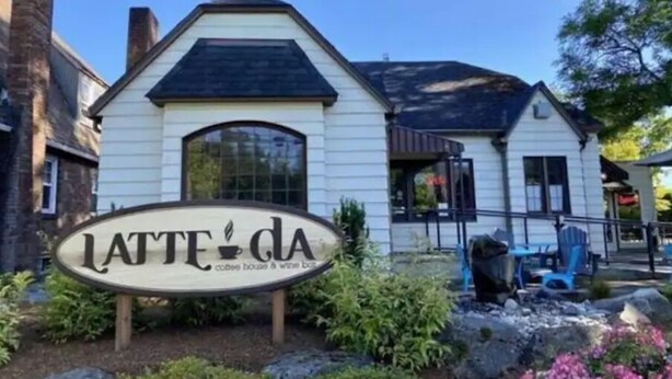 A building with a sign that reads "LATTE'GA coffee house & wine bar". - Charming cottage in the city; walk to Main Street (Vancouver)