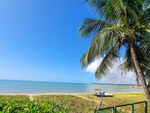 On the beach, white sand, beach umbrellas, beach towels - Manaí Pousada & Beach Club (Barra de Santo Antonio)