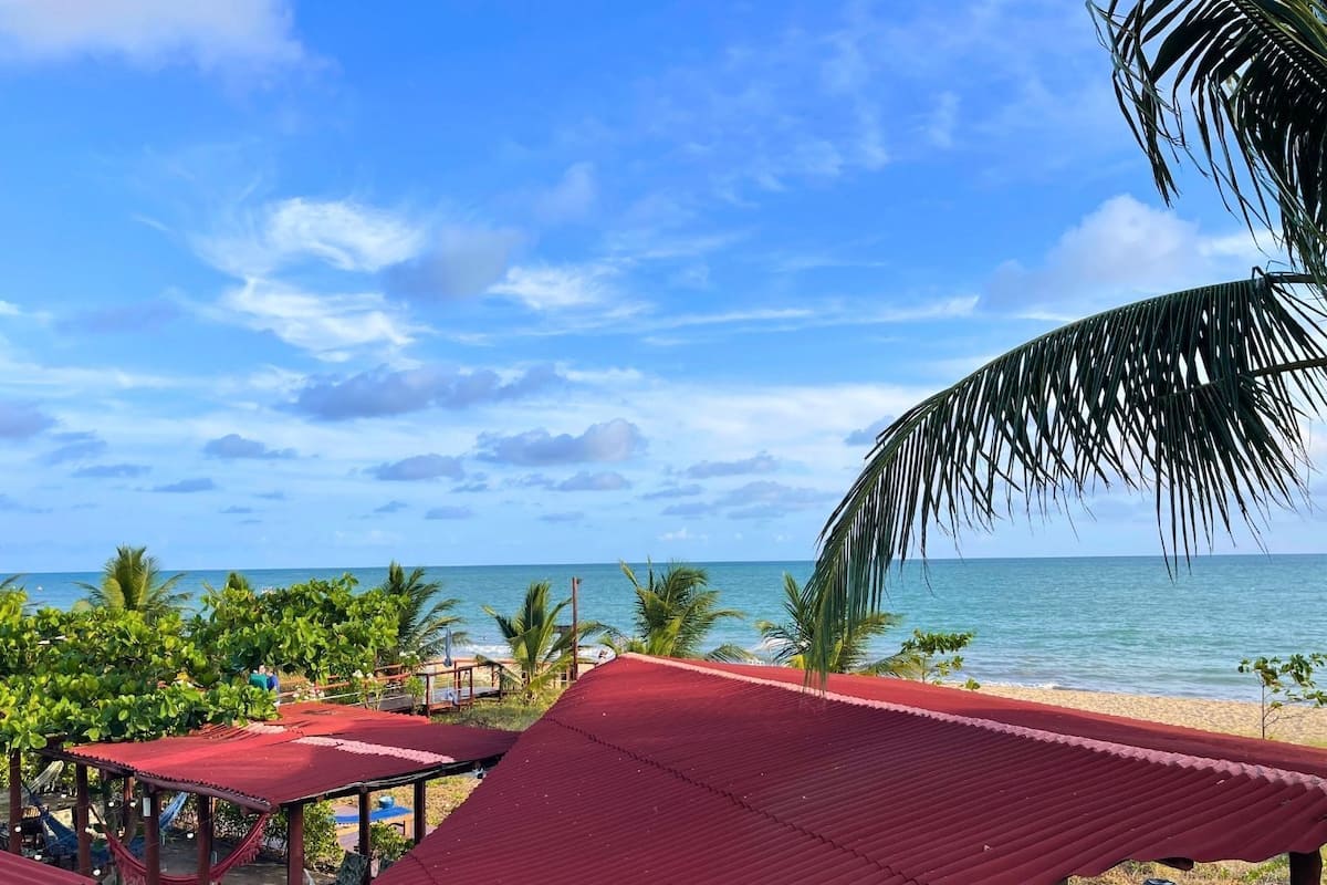 Quarto Quádruplo Com Vista Mar | Een minibar, een laptopwerkplek, gratis wifi, beddengoed