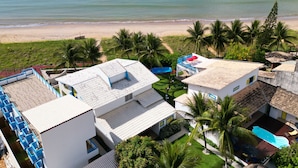 A coastal property with multiple buildings, a swimming pool, and a beach view. - Manaí Pousada & Beach Club (Barra de Santo Antonio)