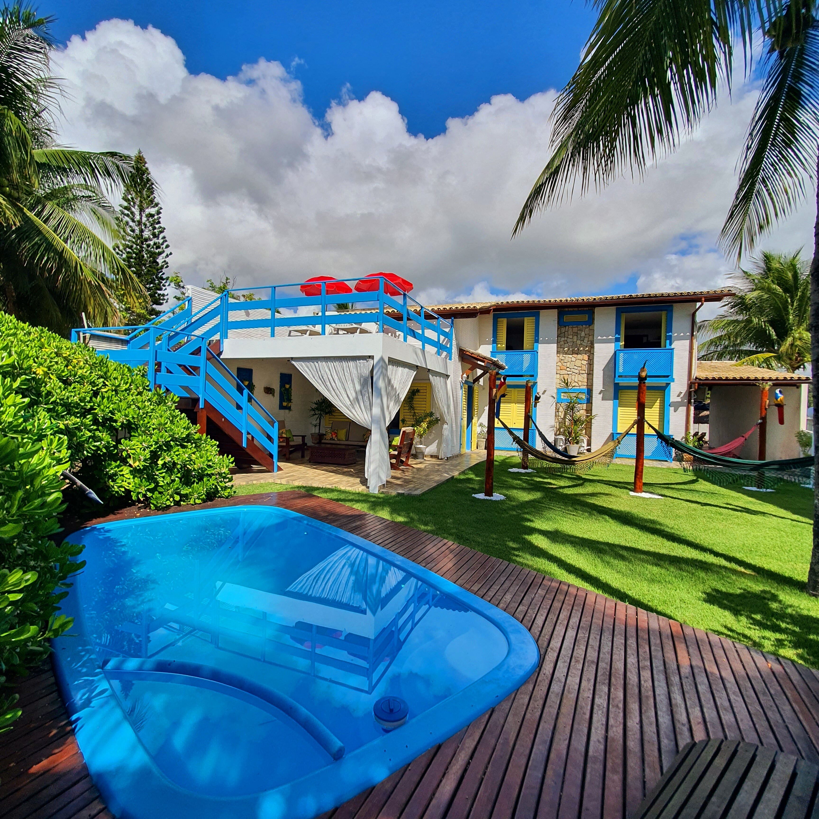 2 من حمّامات السباحة الخارجية، مظلات على حمّام السباحة، مقاعد للتشمس