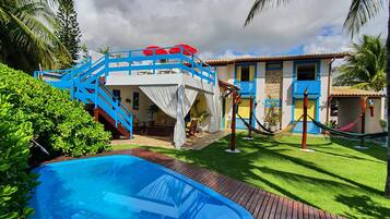 2 piscines a l'aire lliure (horari: 09:00-21:00), para-sols i gandules