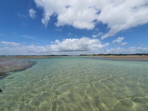 Plage, sable blanc, parasols, serviettes de plage