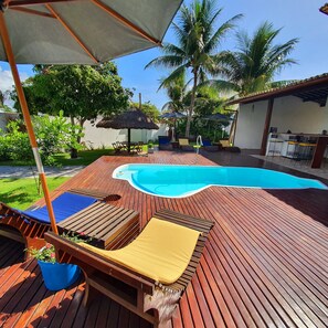 2 kolam renang outdoor, dengan payung kolam renang dan kursi berjemur