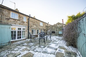 Outdoor dining - South View, Reeth, Yorkshire Dales (Reeth, North Yorkshire)