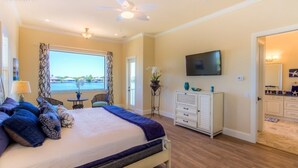 Una camera da letto con un letto, una TV, una cassettiera e vista sull'esterno.