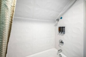 Baignoire, sĂšche-cheveux, serviettes fournies, savon